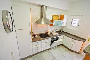 A kitchen or kitchenette at Plaza Polvorista 4-Bedroom Apartment w Balcony