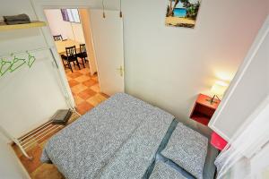 A bed or beds in a room at Plaza Polvorista 4-Bedroom Apartment w Balcony