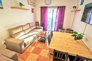 A seating area at Plaza Polvorista 4-Bedroom Apartment w Balcony