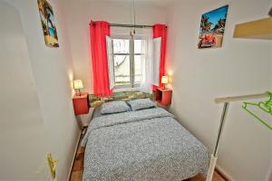 A bed or beds in a room at Plaza Polvorista 4-Bedroom Apartment w Balcony