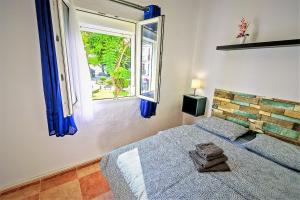 A bed or beds in a room at Plaza Polvorista 4-Bedroom Apartment w Balcony