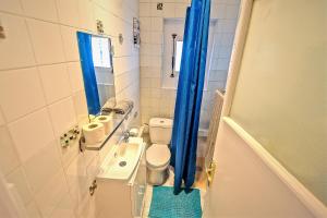 A bathroom at Plaza Polvorista 4-Bedroom Apartment w Balcony Még 30 kép