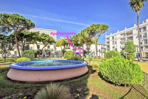 The swimming pool at or close to Plaza Polvorista 4-Bedroom Apartment w Balcony