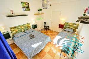 A bed or beds in a room at Plaza Polvorista 4-Bedroom Apartment w Balcony