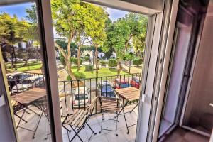 A balcony or terrace at Plaza Polvorista 4-Bedroom Apartment w Balcony