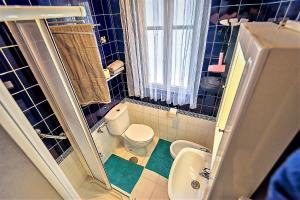 A bathroom at Plaza Polvorista 4-Bedroom Apartment w Balcony
