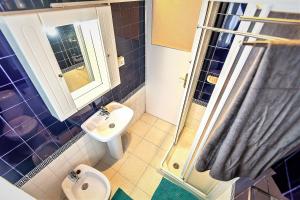A bathroom at Plaza Polvorista 4-Bedroom Apartment w Balcony