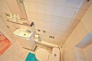 A bathroom at Plaza Polvorista 4-Bedroom Apartment w Balcony