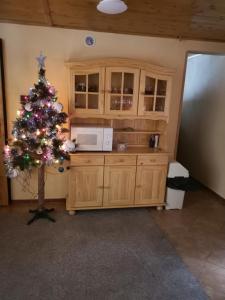 einen Weihnachtsbaum in einer Küche mit Mikrowelle in der Unterkunft M&M Chata Kokava Línia in Å oltÃ½ska