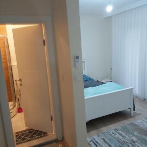 um quarto com uma cama e um espelho em شقة بمنتجع مياتيرمال em Kaplıca