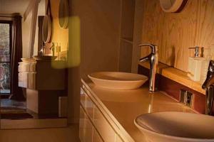 Baño con 2 lavabos en una encimera con espejo en La Dame de Verre, en Rochefort 23 fotos más