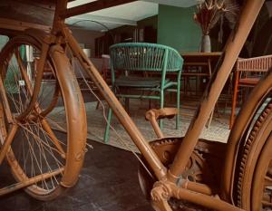 una bicicleta estacionada en una habitación con mesa y sillas en La Dame de Verre en Rochefort