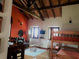 ein Wohnzimmer mit orangefarbenen Wänden und einem Etagenbett in der Unterkunft Casa da Comareira in Góis