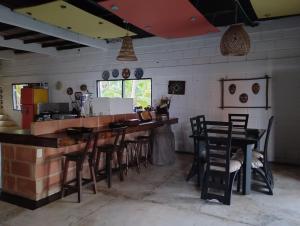 un bar con tavoli e sedie in legno in una stanza di Antara del Mar a San Bernardo del Viento