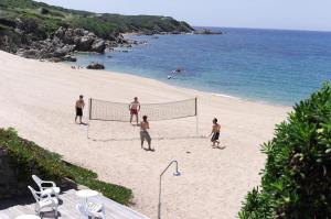 um grupo de homens jogando futebol em uma praia em Hôtel Propriano Arena Bianca em Propriano