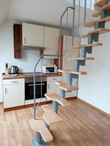 - une cuisine avec un escalier en colimaçon dans une pièce dans l'établissement Monteurwohnung in Merseburg, à Merseburg
