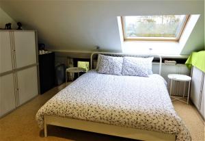 a bedroom with a bed and a window at Le Jardin des Miroirs in Esneux