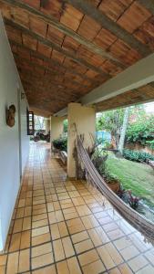 un pasillo de una casa con techo de madera en HOSTEL Recanto do Cajueiro, en Maceió