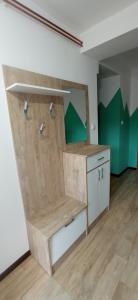 Habitación con escritorio y espejo. en KovacInalux Apartmani, en Pale