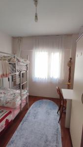 - une chambre avec des lits superposés, un tapis et une fenêtre dans l'établissement Private room for friends, à Konak