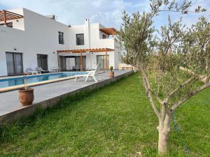 een villa met een zwembad en een tuin bij Bidani Villa in Essaouira