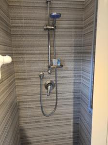 una doccia con soffione in un bagno di Casa della Sibilla a Napoli