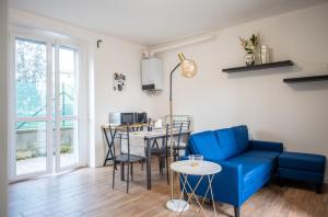 - un salon avec un canapé bleu et une table dans l'établissement Lora 1, free parking, self check in, à Côme