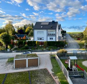 a white house with a fence and a road at Villa Sonnenschein im Zentrum Bad Stebens nahe der Therme in Bad Steben
