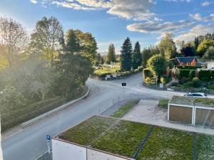 een lege weg met een auto die over de weg rijdt bij Ruhiges Zimmer nahe Therme & Kurpark in Bad Steben