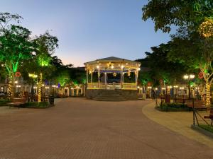 um pavilhão com luzes num parque à noite em Pousada Primavera em São Luiz do Paraitinga