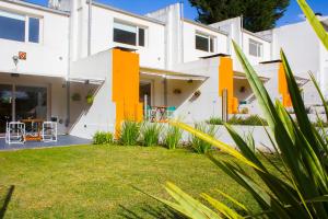 una casa con paredes amarillas y blancas y un patio en Ananda Apart Tandil - Dptos en alquiler temporario en Tandil