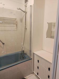 Kúpeľňa v ubytovaní Appartement 2 Pièces avec une grande terrasse, 3 étoiles, Wifi, Box pour véhicule et vélos