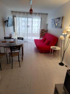 Televízia a/alebo spoločenská miestnosť v ubytovaní Appartement 2 Pièces avec une grande terrasse, 3 étoiles, Wifi, Box pour véhicule et vélos