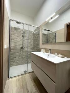 een badkamer met een wastafel en een douche bij Dimora T'ama in San Lorenzello