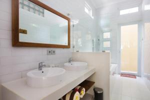 Koupelna v ubytování Donguri House Bali