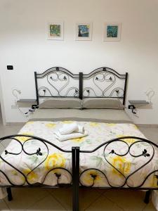 een slaapkamer met een bed met een smeedijzeren frame bij Parvis home in Brindisi