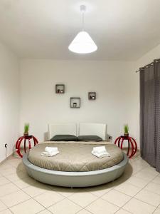 - une chambre avec un grand lit dans l'établissement Parvis home, à Brindisi