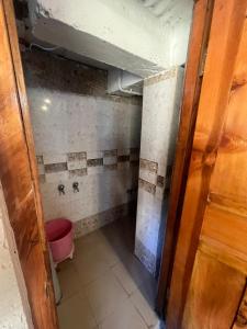 Koupelna v ubytování Pahadi House + 37 fotografií