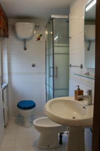 uma casa de banho com um WC, um lavatório e um chuveiro em Kubri Home ! A Confortable space for Mind & Soul. em Pellezzano