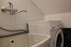 una lavatrice in bagno con rubinetto di Kubri Home ! A Confortable space for Mind & Soul. a Pellezzano