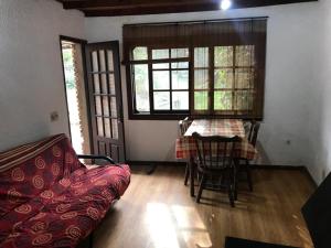 a living room with a couch and a table and chairs at Casa ideal para pareja en Bella Vista - Maldonado in Bella Vista