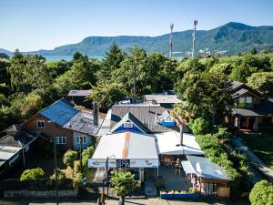 uma vista superior de uma pequena cidade com casas em Hotel Alma Pucón em Pucón