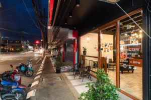 un ristorante con moto parcheggiate fuori da un edificio di The Dorm Hostel a Ban Lo Long