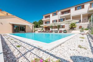 Basen w obiekcie E&T apartments with a beautiful pool lub w pobliżu