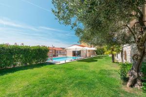Basen w obiekcie E&T apartments with a beautiful pool lub w pobliżu
