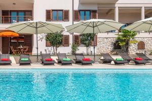 Basen w obiekcie E&T apartments with a beautiful pool lub w pobliżu