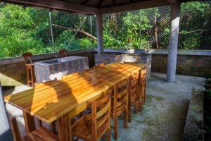una mesa de madera y sillas en un patio en Cabanas Villa Antonella Covenas, en Coveñas