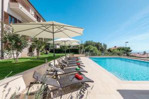 Basen w obiekcie E&T apartments with a beautiful pool lub w pobliżu