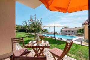 Basen w obiekcie E&T apartments with a beautiful pool lub w pobliżu