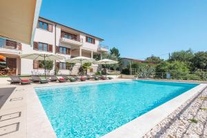 Basen w obiekcie E&T apartments with a beautiful pool lub w pobliżu